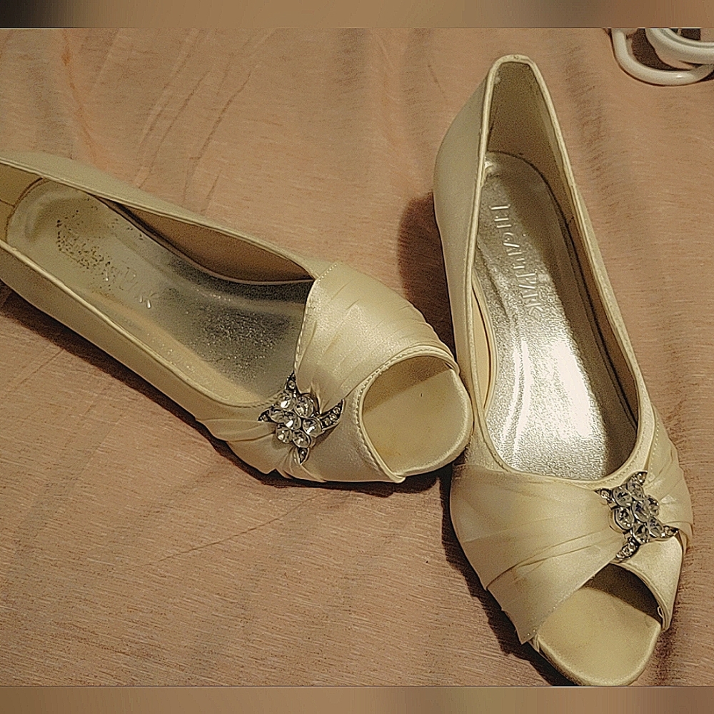 Beautiful Elegant Park open toe wedges. Size 7.